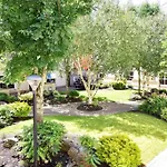 Stylish & Modern 6-bed Townhouse W/parking Galway