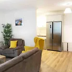 Stylish & Modern 6-bed Townhouse W/parking Apartament