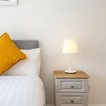 Stylish & Modern 6-bed Townhouse W/parking Apartament *