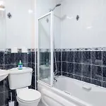 Stylish & Modern 6-bed Townhouse W/parking