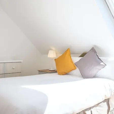 Stylish & Modern 6-bed Townhouse W/parking Apartament