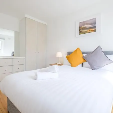 Stylish & Modern 6-bed Townhouse W/parking Apartmán *