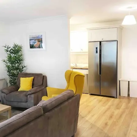 Stylish & Modern 6-bed Townhouse W/parking Apartmán