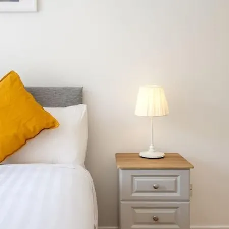 Stylish & Modern 6-bed Townhouse W/parking Apartmán *