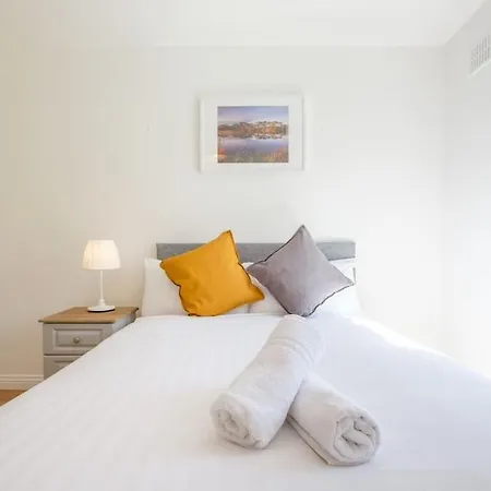 Stylish & Modern 6-bed Townhouse W/parking *