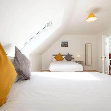 Apartment Stylish & Modern 6-bed Townhouse W/parking