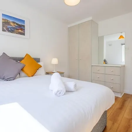 Stylish & Modern 6-bed Townhouse W/parking *