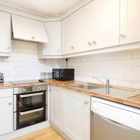 Stylish & Modern 6-bed Townhouse W/parking * Galway