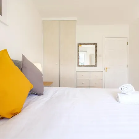 Stylish & Modern 6-bed Townhouse W/parking *