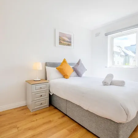 Stylish & Modern 6-bed Townhouse W/parking * Galway