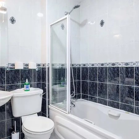 Stylish & Modern 6-bed Townhouse W/parking