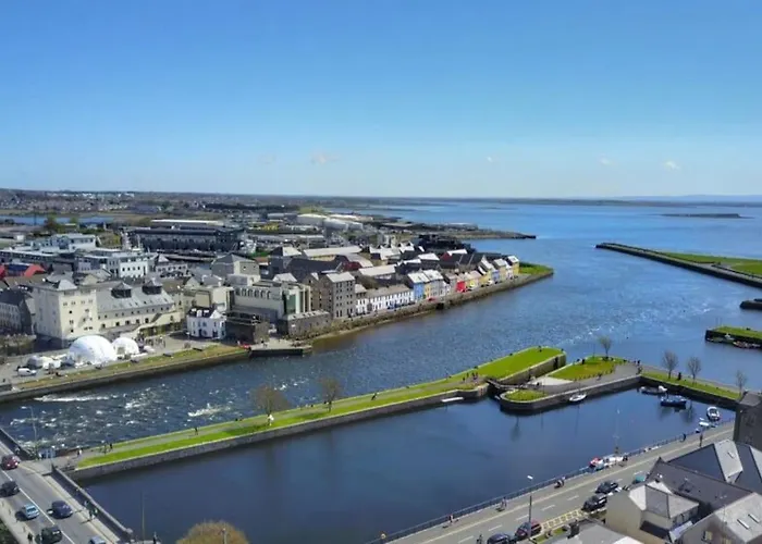 Stylish & Modern 6-bed Townhouse W/parking Lejlighed *