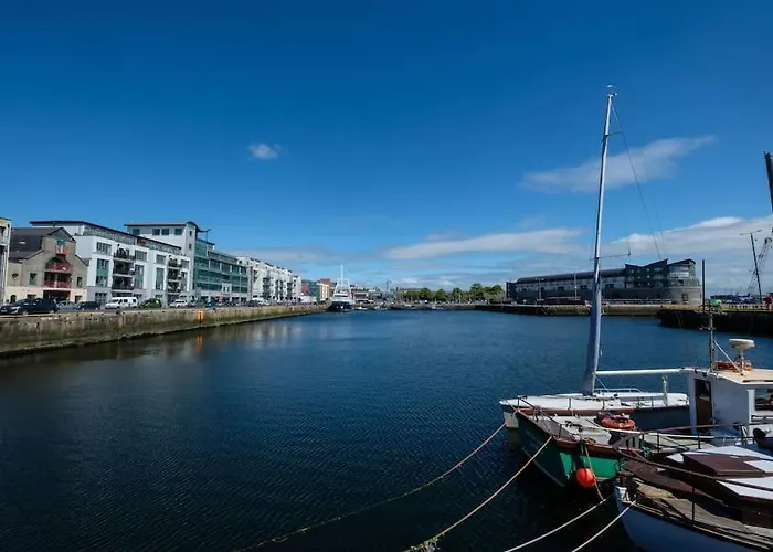 Stylish & Modern 6-bed Townhouse W/parking Lejlighed Galway