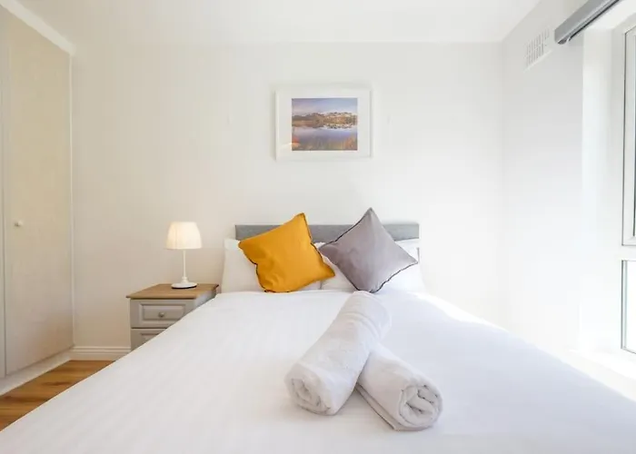 Stylish & Modern 6-bed Townhouse W/parking *