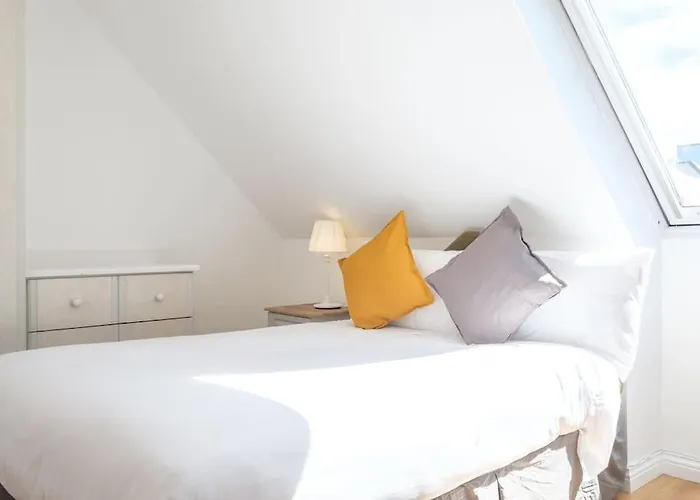 Stylish & Modern 6-bed Townhouse W/parking Lejlighed