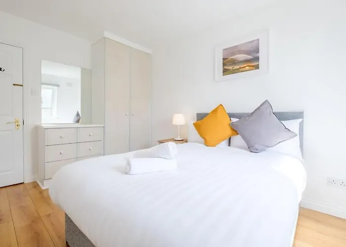 Stylish & Modern 6-bed Townhouse W/parking Apartment *