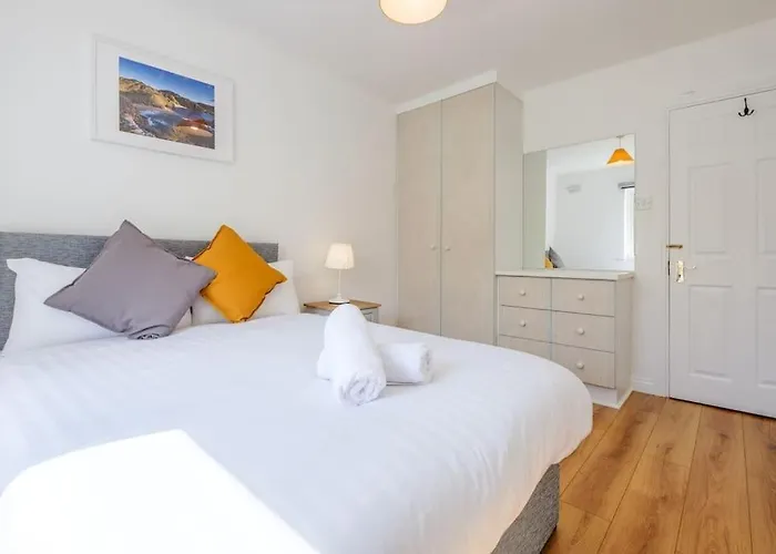 Stylish & Modern 6-bed Townhouse W/parking *