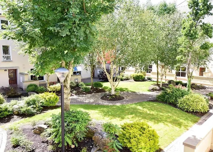 Stylish & Modern 6-bed Townhouse W/parking Galway