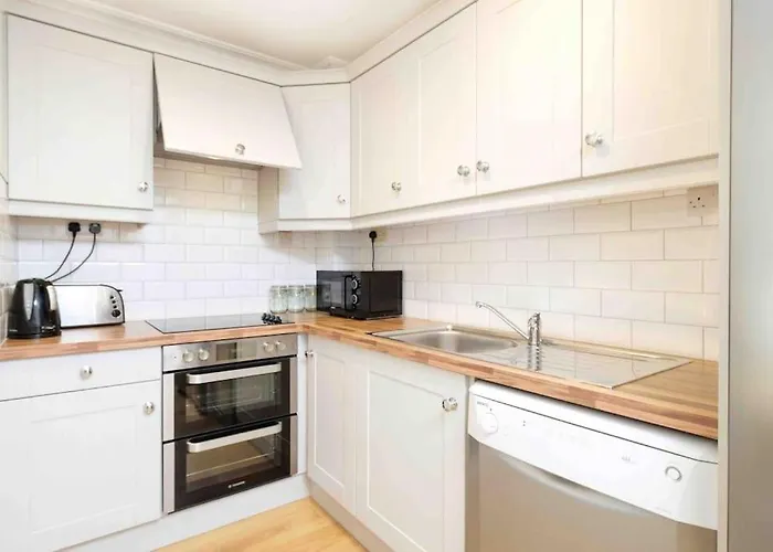 Stylish & Modern 6-bed Townhouse W/parking * Galway