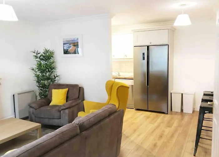 Stylish & Modern 6-bed Townhouse W/parking Lejlighed