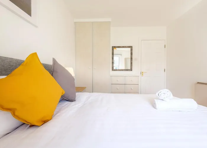 Stylish & Modern 6-bed Townhouse W/parking *