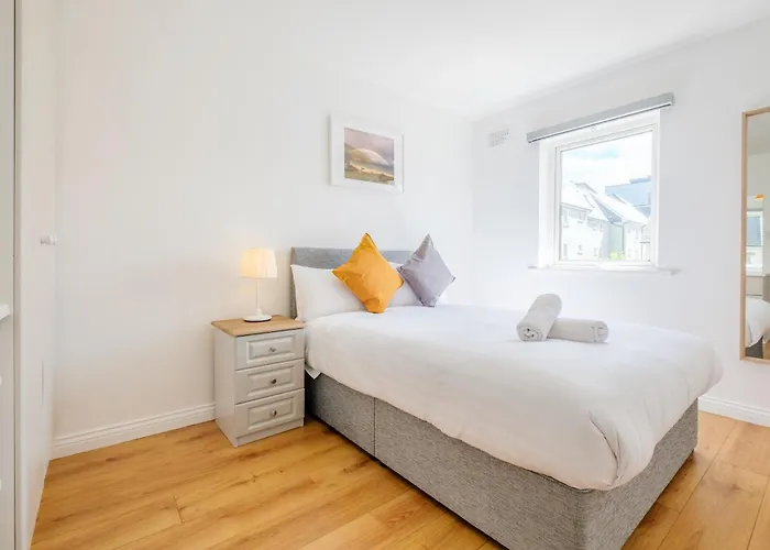 Stylish & Modern 6-bed Townhouse W/parking * Galway