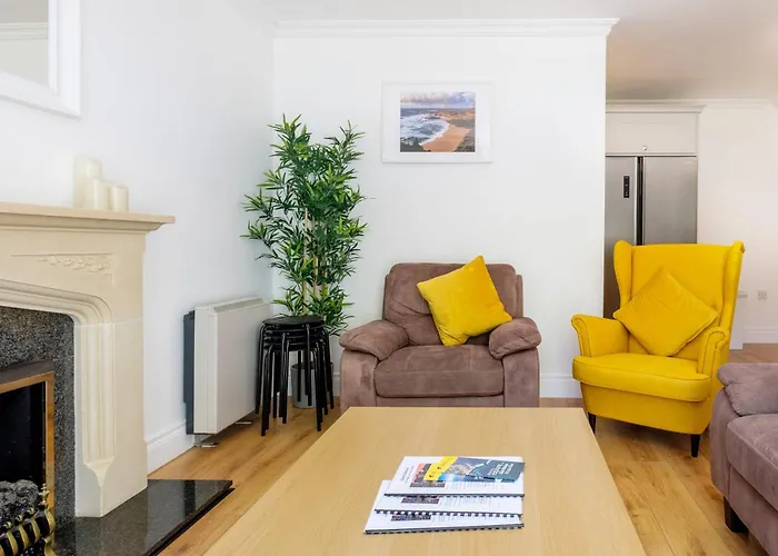 Stylish & Modern 6-bed Townhouse W/parking