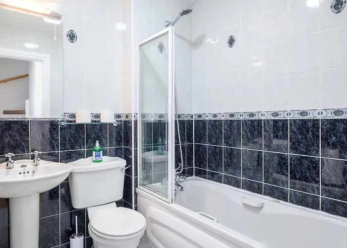 Stylish & Modern 6-bed Townhouse W/parking