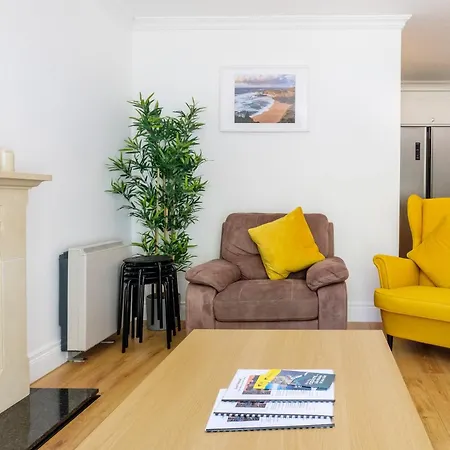 Stylish & Modern 6-bed Townhouse W/parking